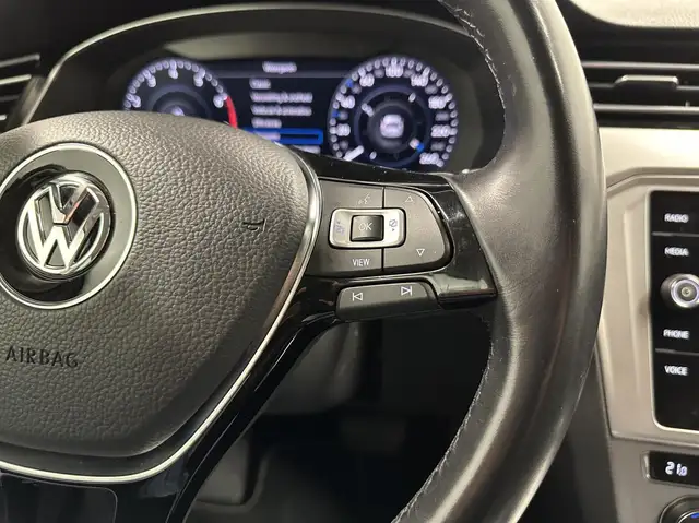 Volkswagen Passat view 20