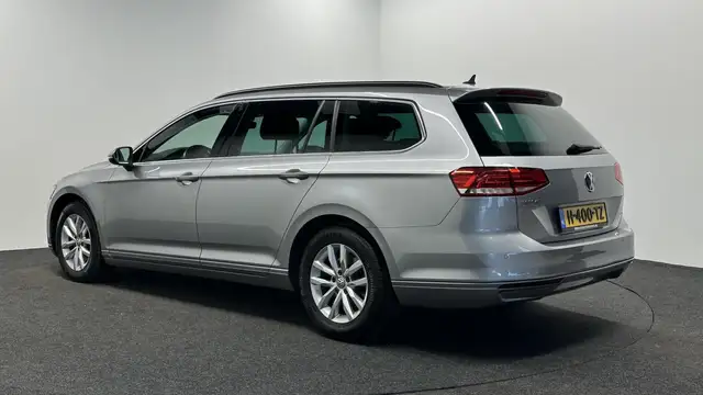 Volkswagen Passat view 4