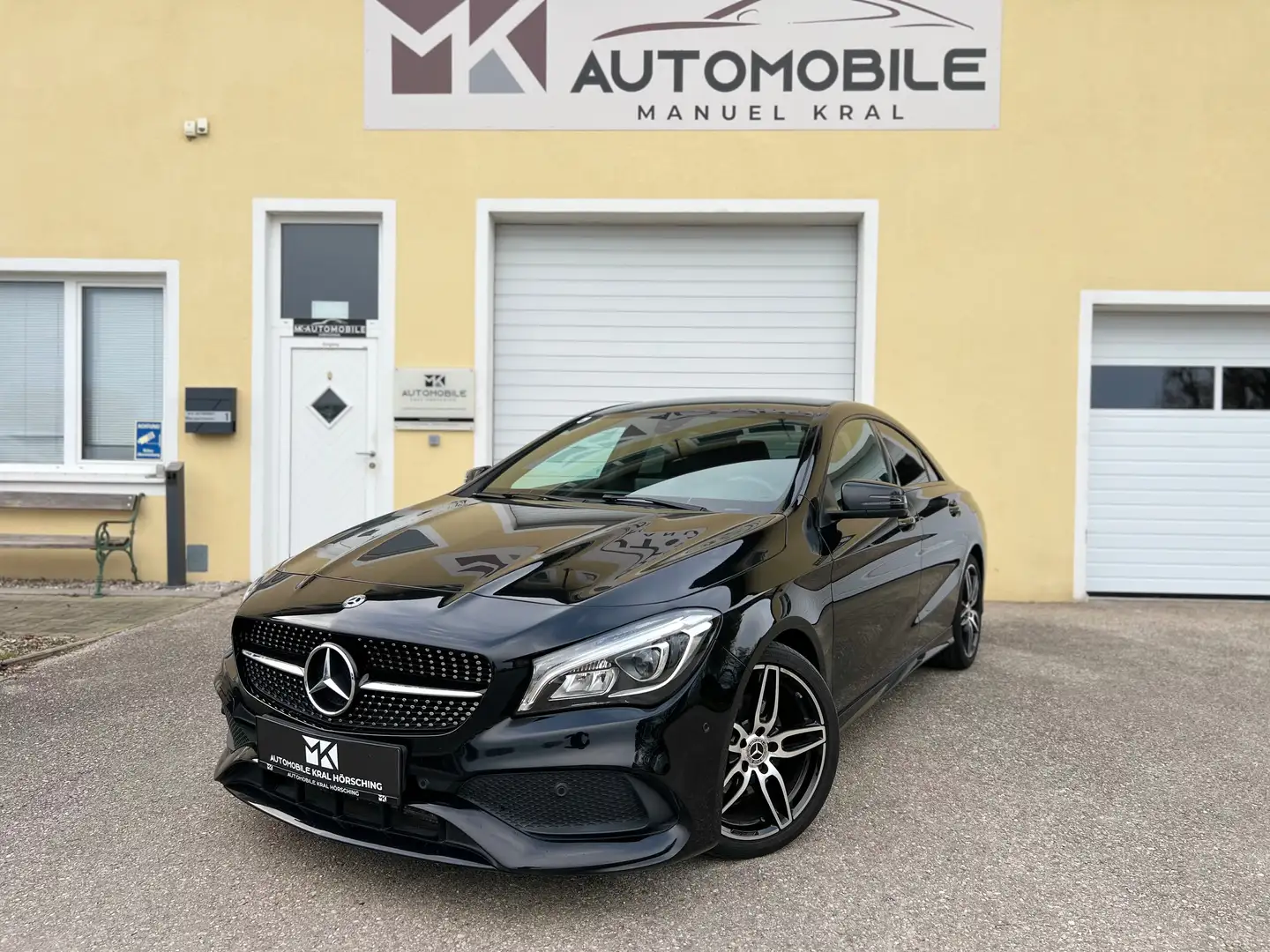 Mercedes-Benz CLA 200 CDI/d Aut.*AMG LINE*PDC*ALCANTARA*SITZHEIZUNG*NAVI Schwarz - 1