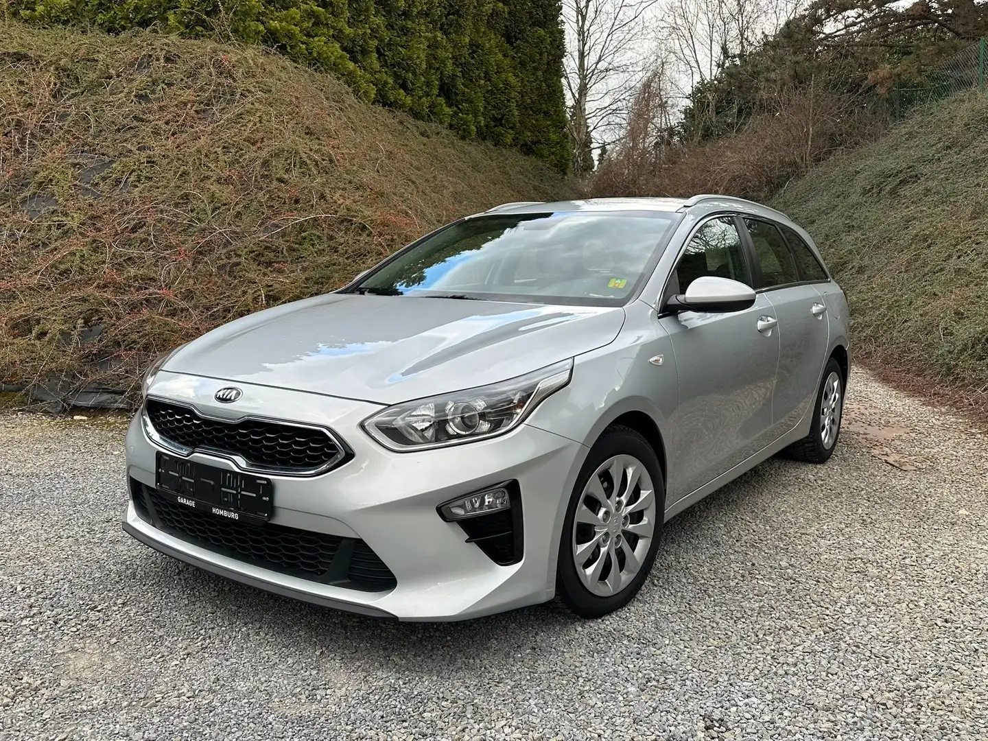 Kia Ceed SW / cee'd SW 1.6 CRDi ISG /Parfait état /Carnet Kia /CarPlay Gris - 1
