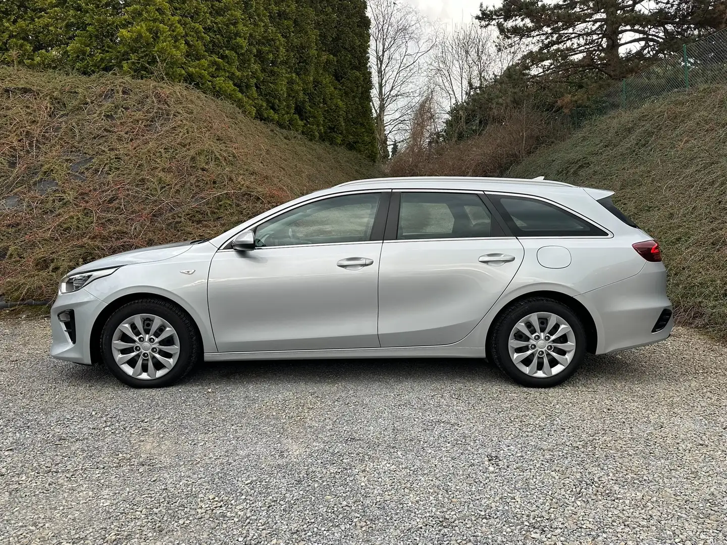 Kia Ceed SW / cee'd SW 1.6 CRDi ISG /Parfait état /Carnet Kia /CarPlay Gris - 2