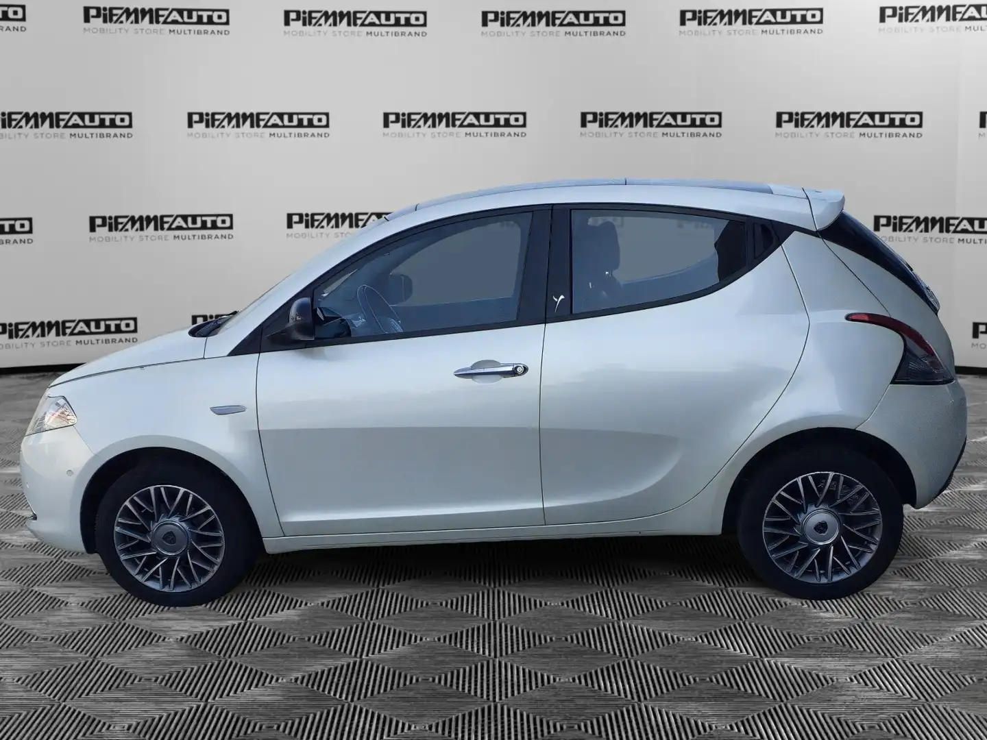 Lancia Ypsilon Ypsilon 0.9 TwinAir 85 CV 5 porte S&S Platinum Bianco - 2