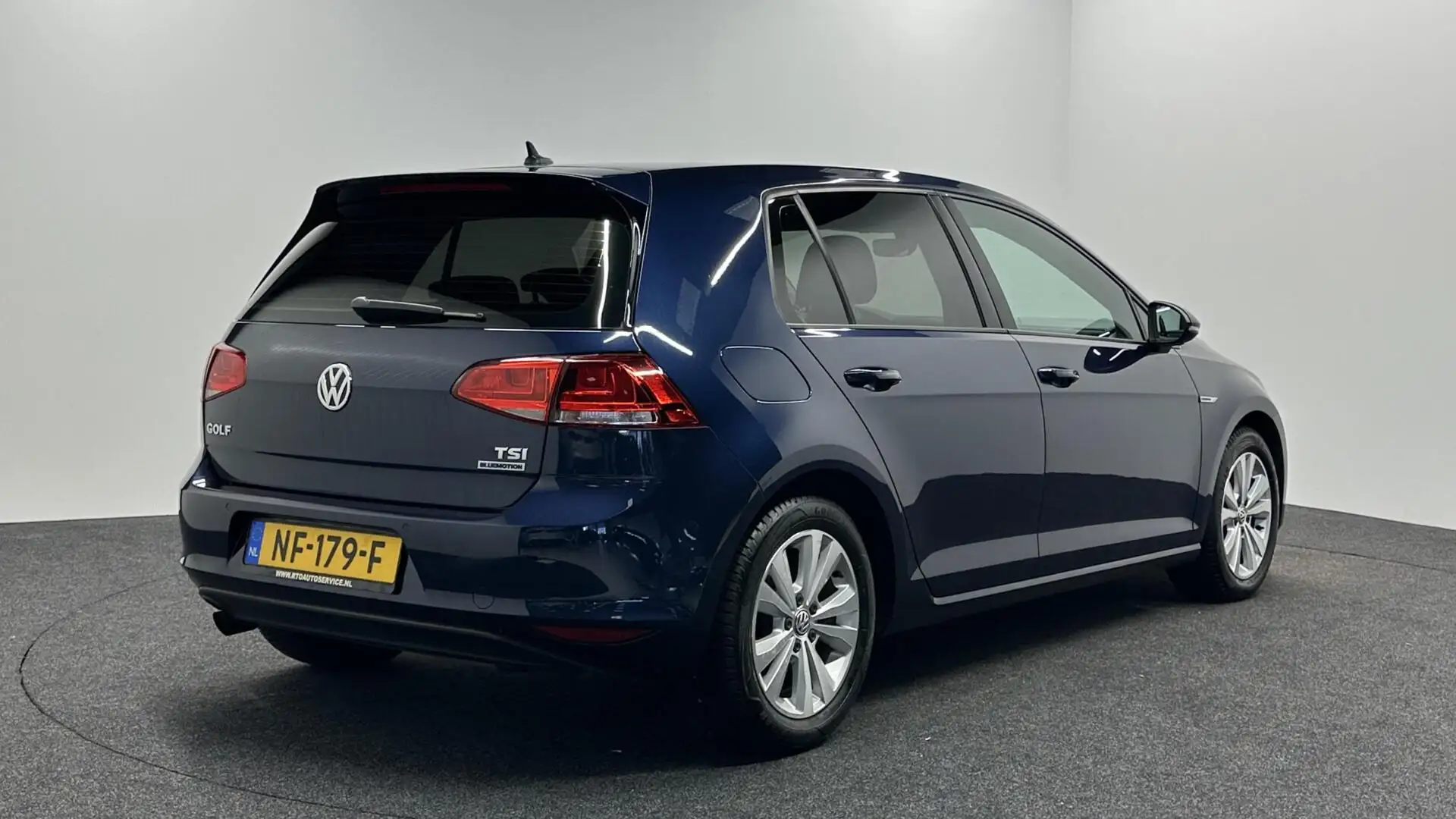 Volkswagen Golf 1.0 TSI Connected Series NAVI ECC CRUISE LM CARPLA Bleu - 2