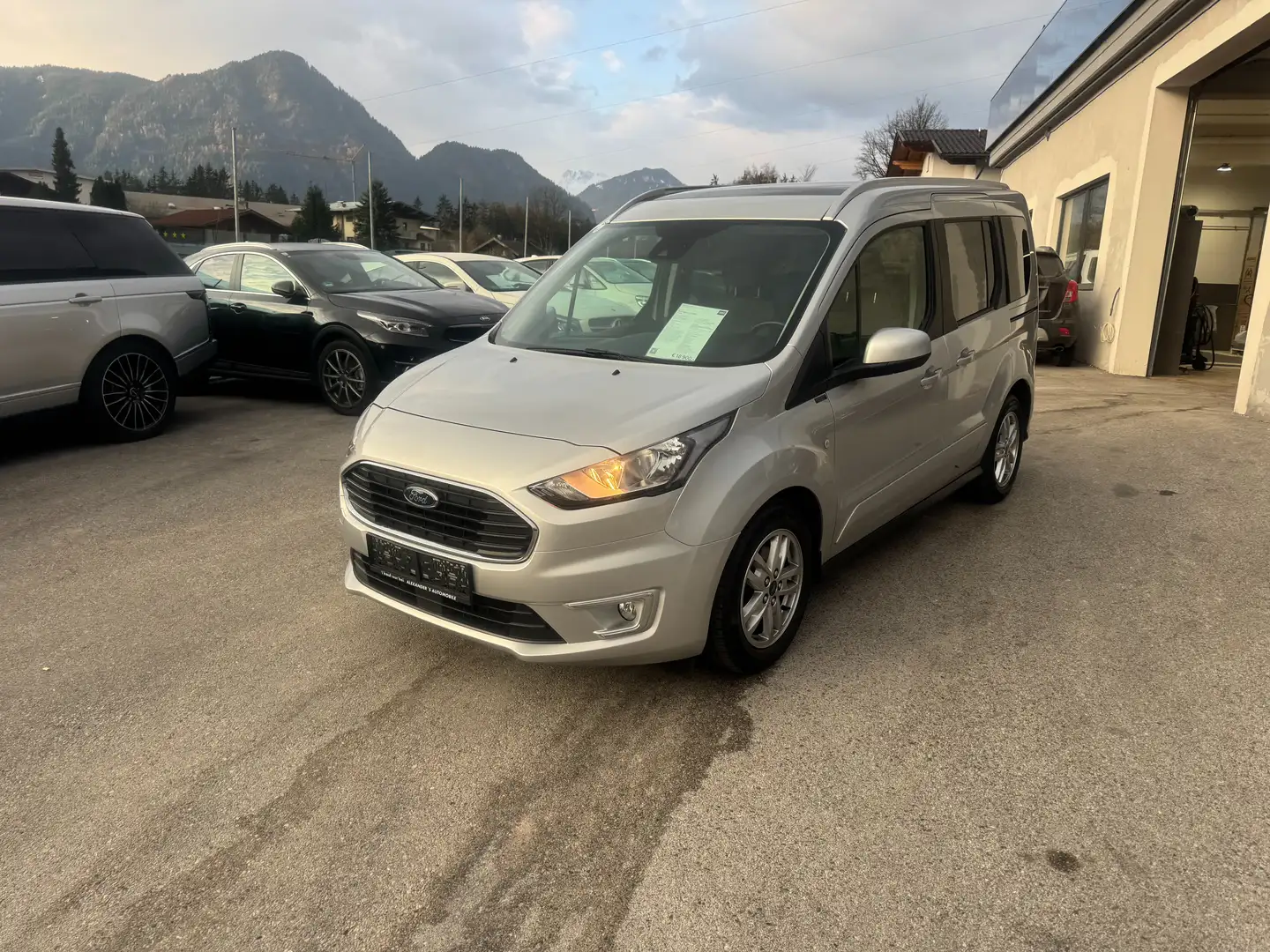 Ford Tourneo Connect Titanium Grau - 2