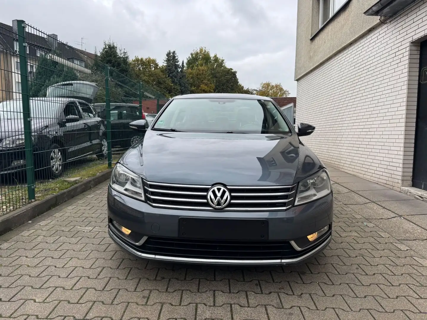 Volkswagen Passat Lim Comfortline BlueMotion TÜV NEU*2.HAND Grau - 2