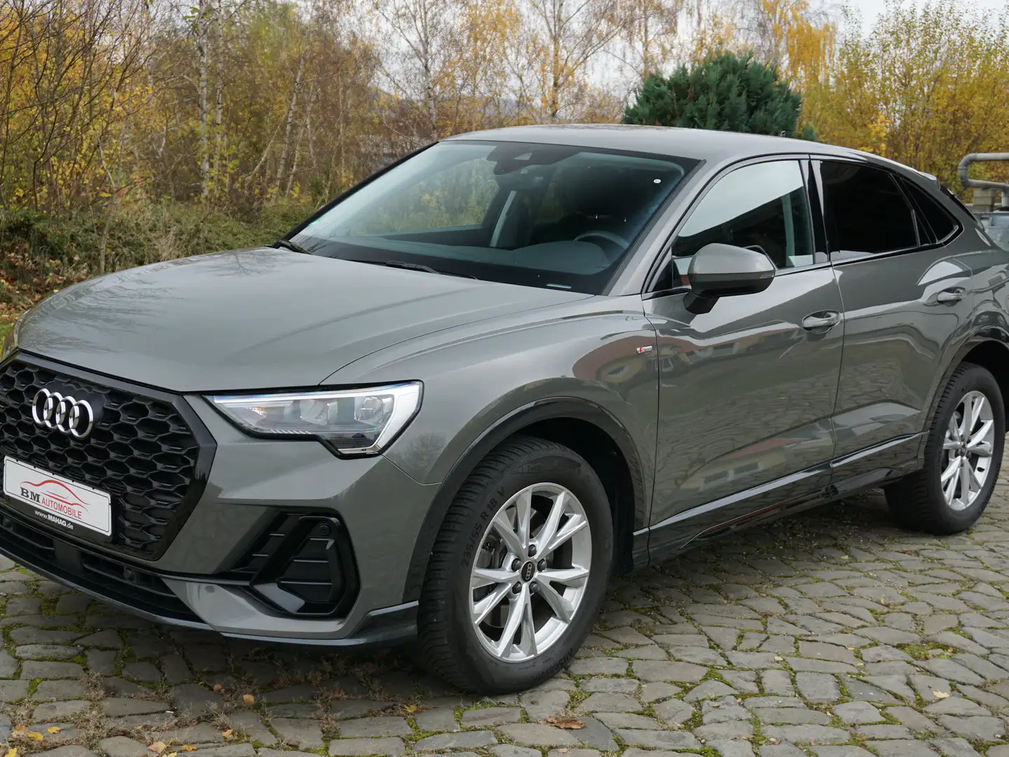 Audi Q3 40 TFSI Sportback quattro S line Grau - 1