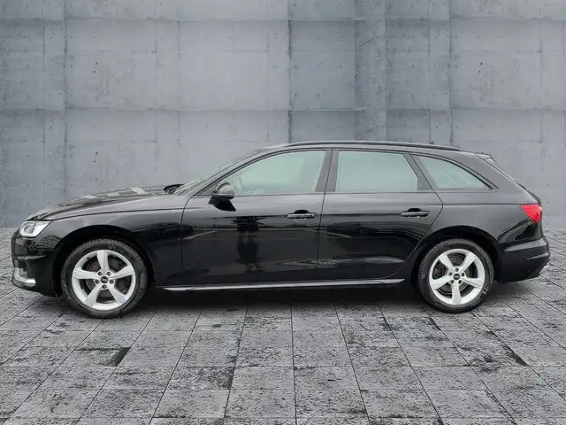 Audi A4 view 4