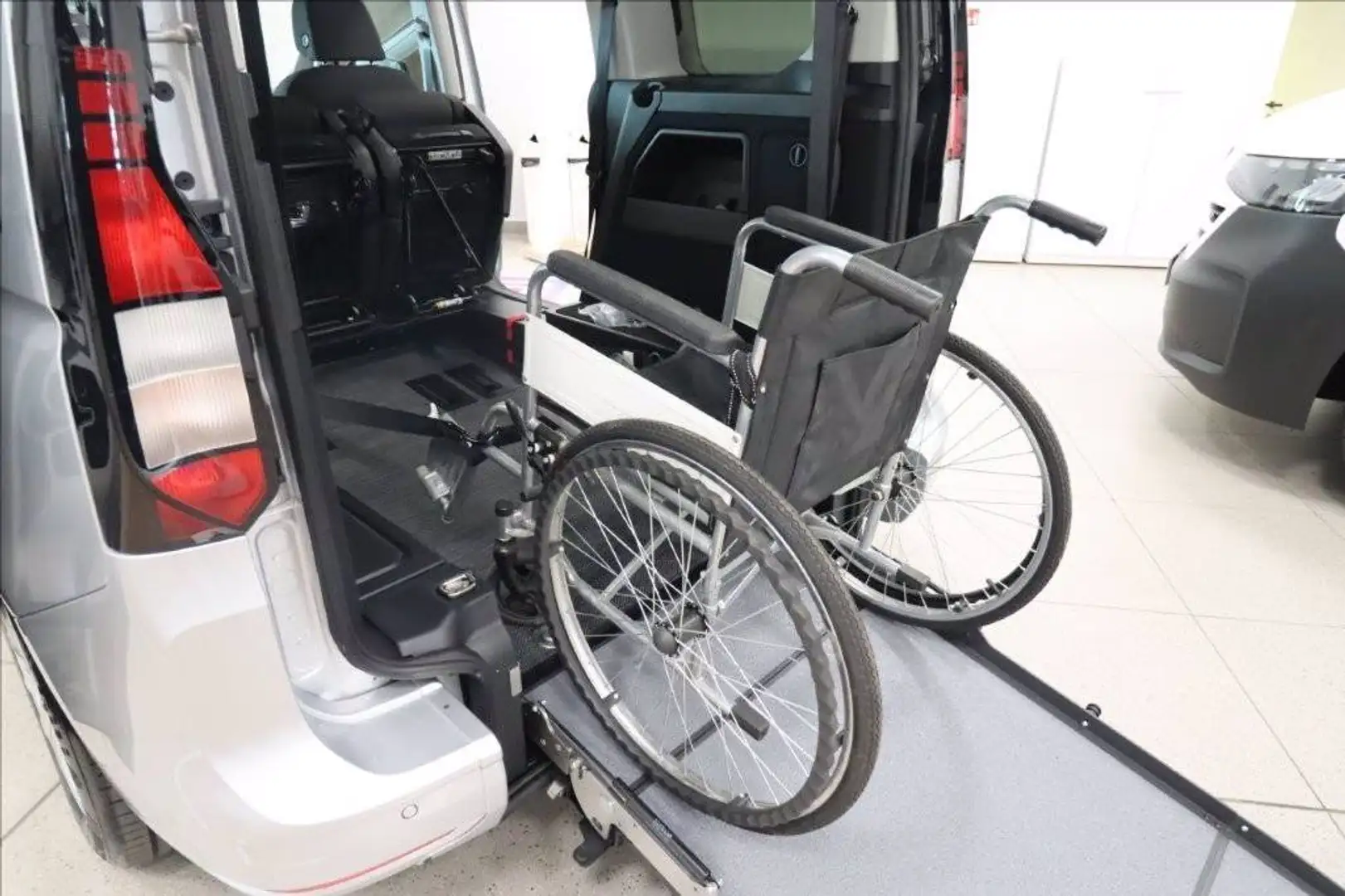 Volkswagen Caddy Pianale Ribassato 2.0 TDI 102 CV Space Gri - 2