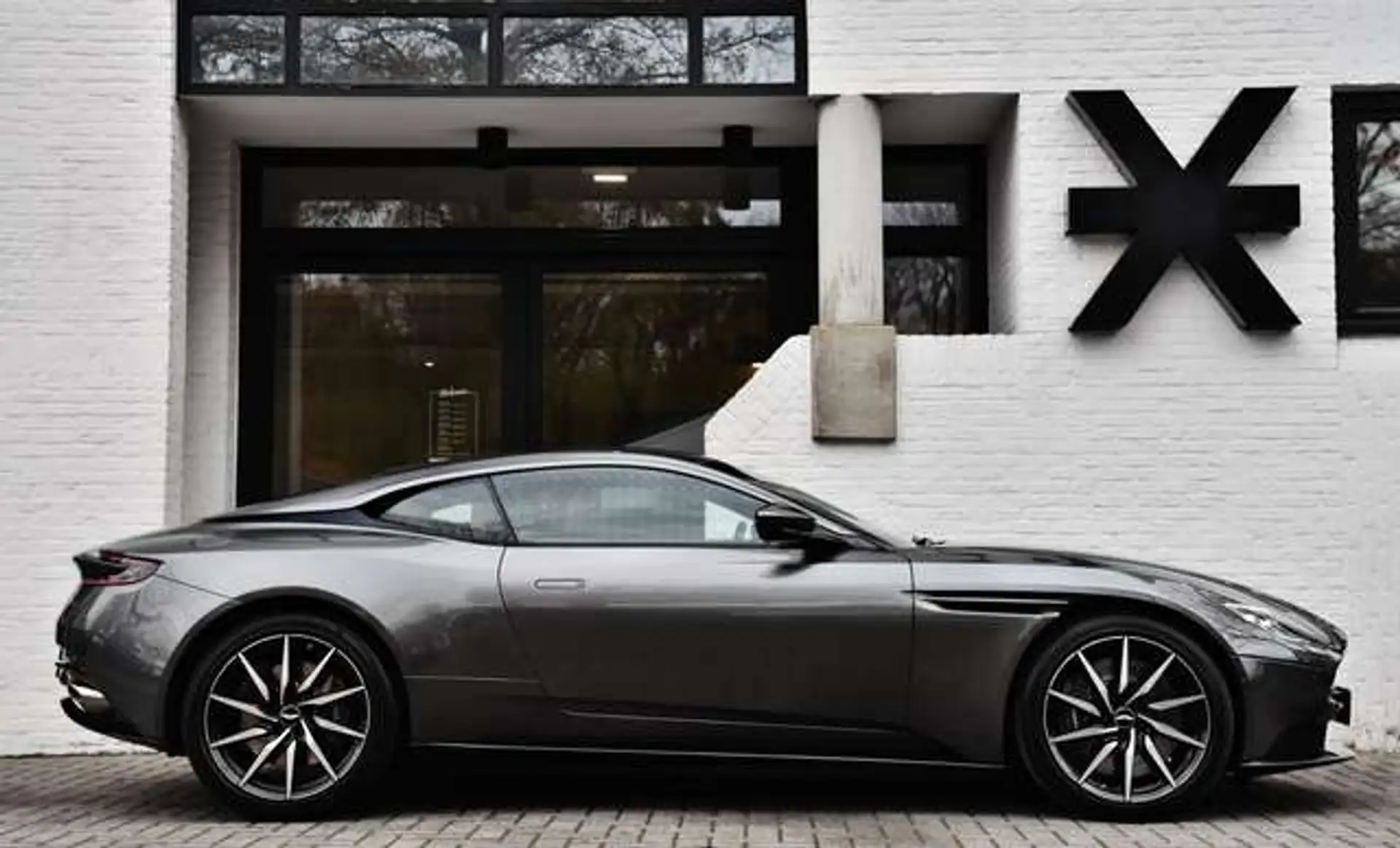 애스턴마틴 DB11 V8 2020 실버 사진 3