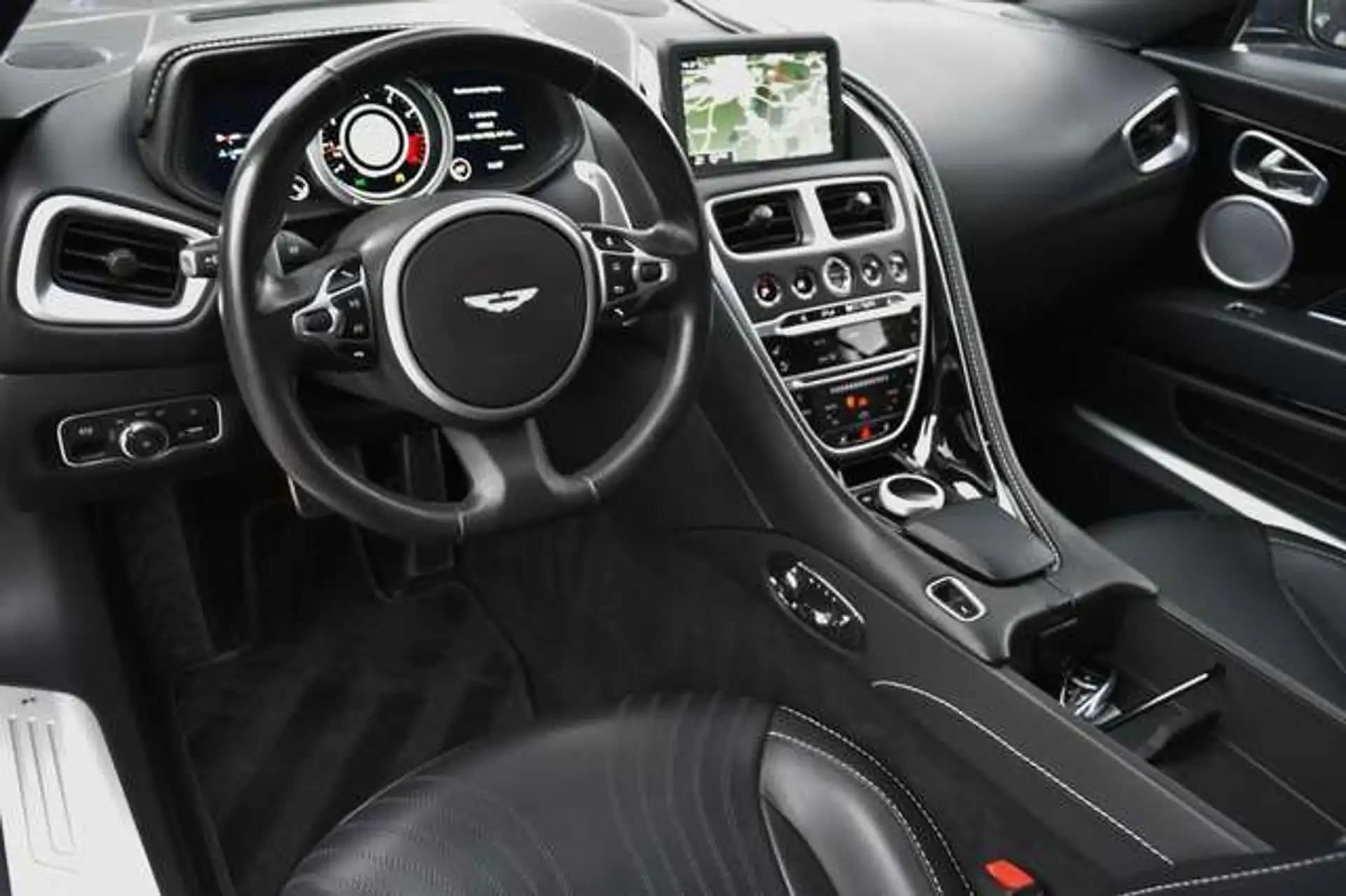 애스턴마틴 DB11 V8 2020 실버 사진 8