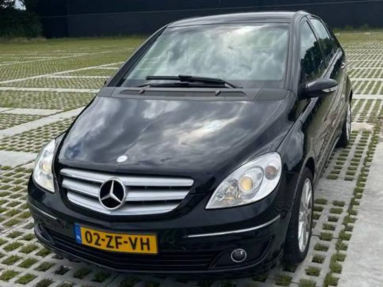 Mercedes-Benz B 180