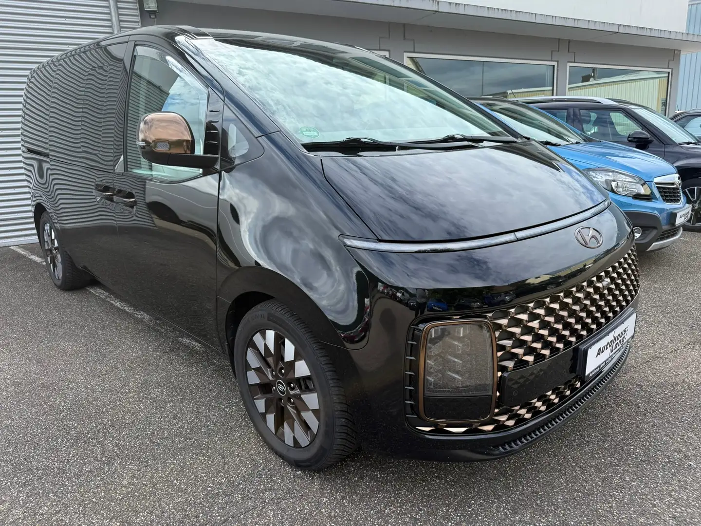 Hyundai STARIA Signature 4WD Schwarz - 2