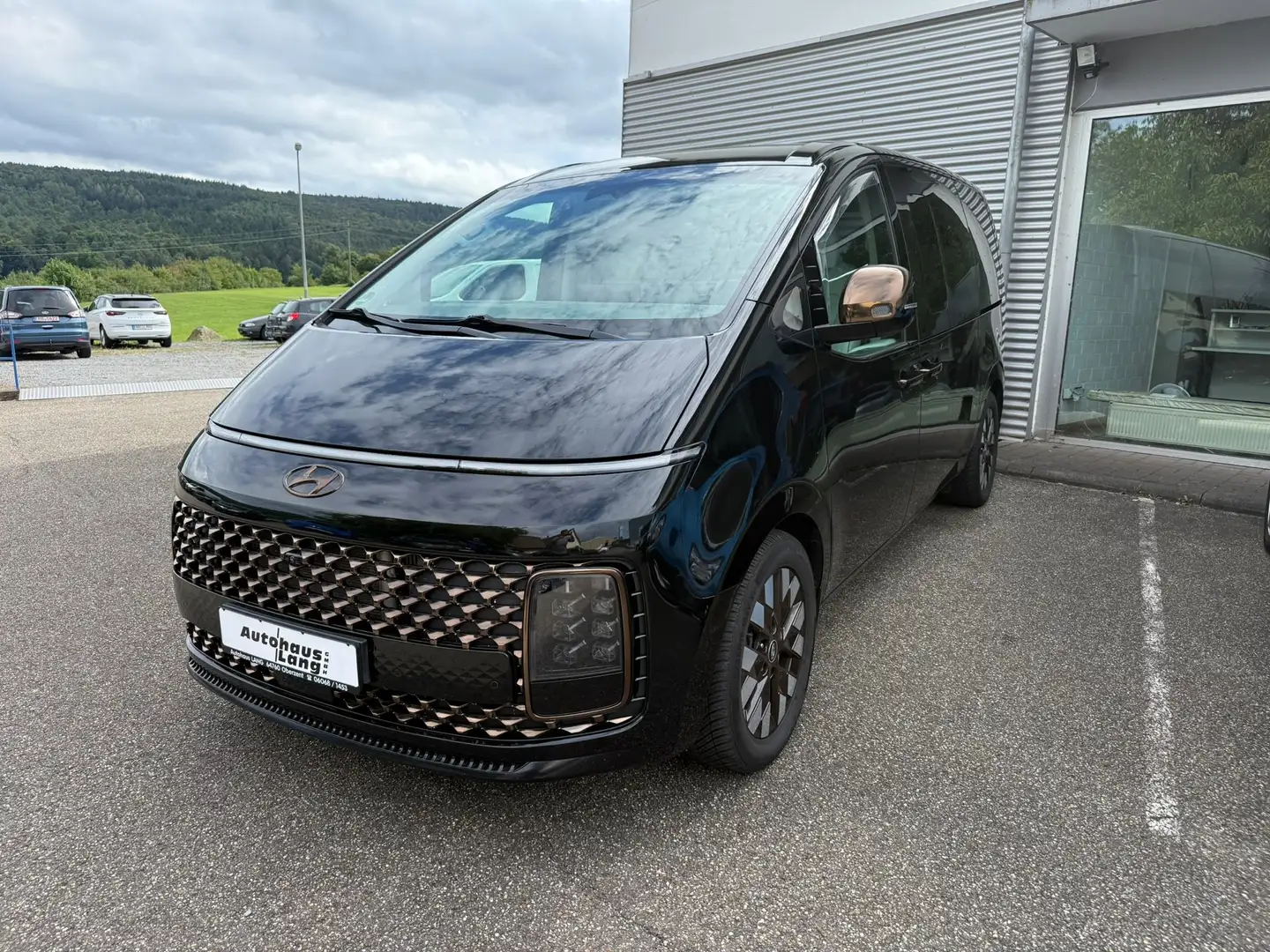 Hyundai STARIA Signature 4WD Schwarz - 1