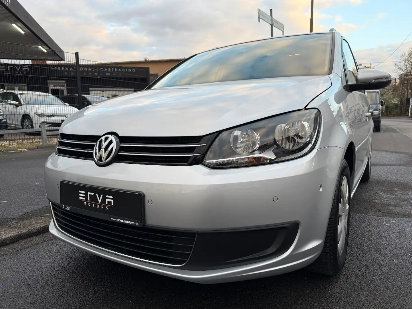 Volkswagen Touran 1.4 TSI Comfortline | Navigation | AHK Plateado - 2