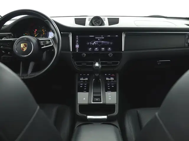 Porsche Macan view 12