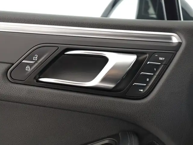 Porsche Macan view 11