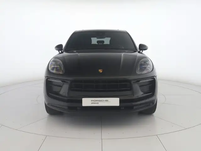 Porsche Macan view 3