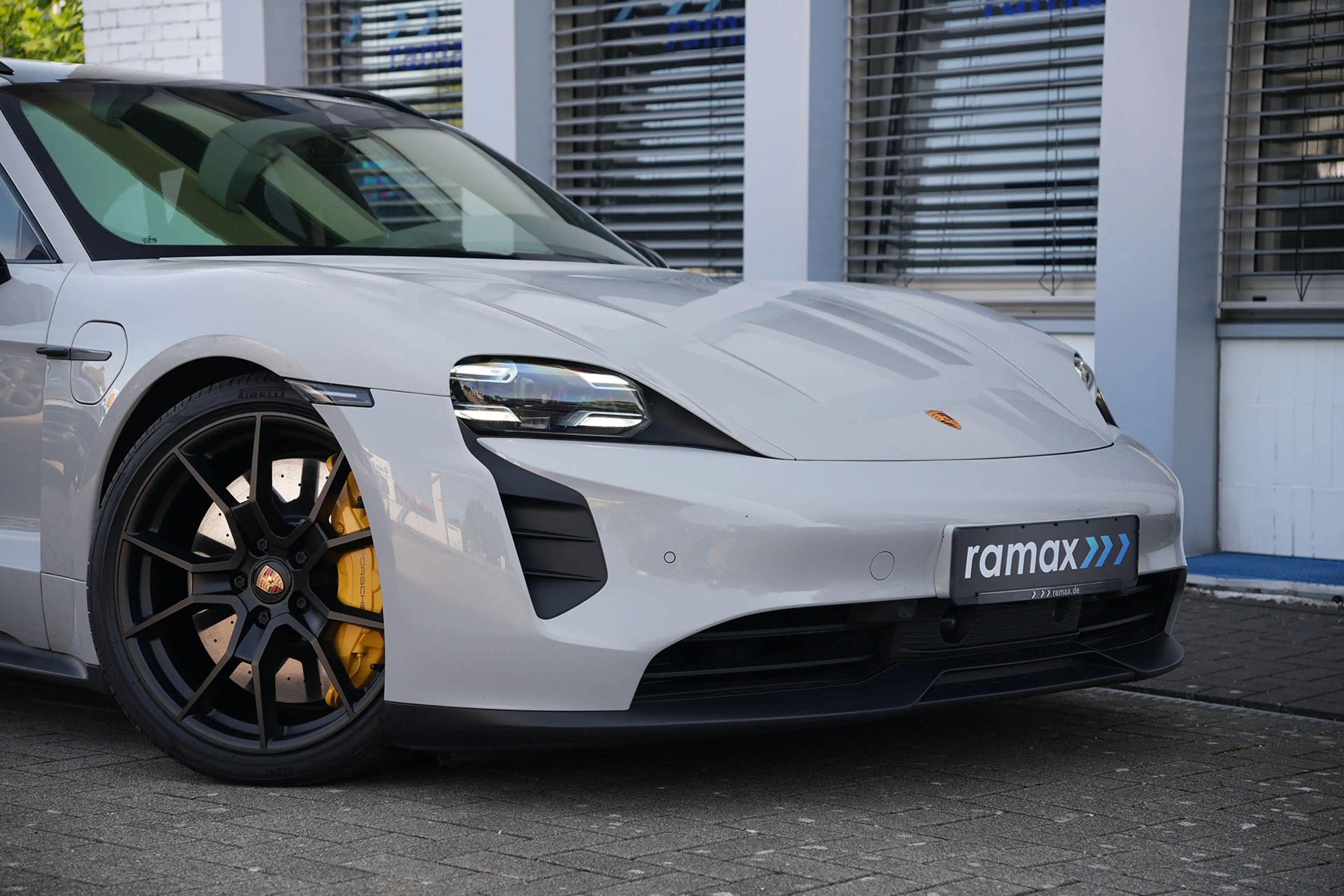 Porsche Taycan Taycan GTS Sport Turismo PCCB-PDCC-PANO-INNODRVE-VOLL — photo 11
