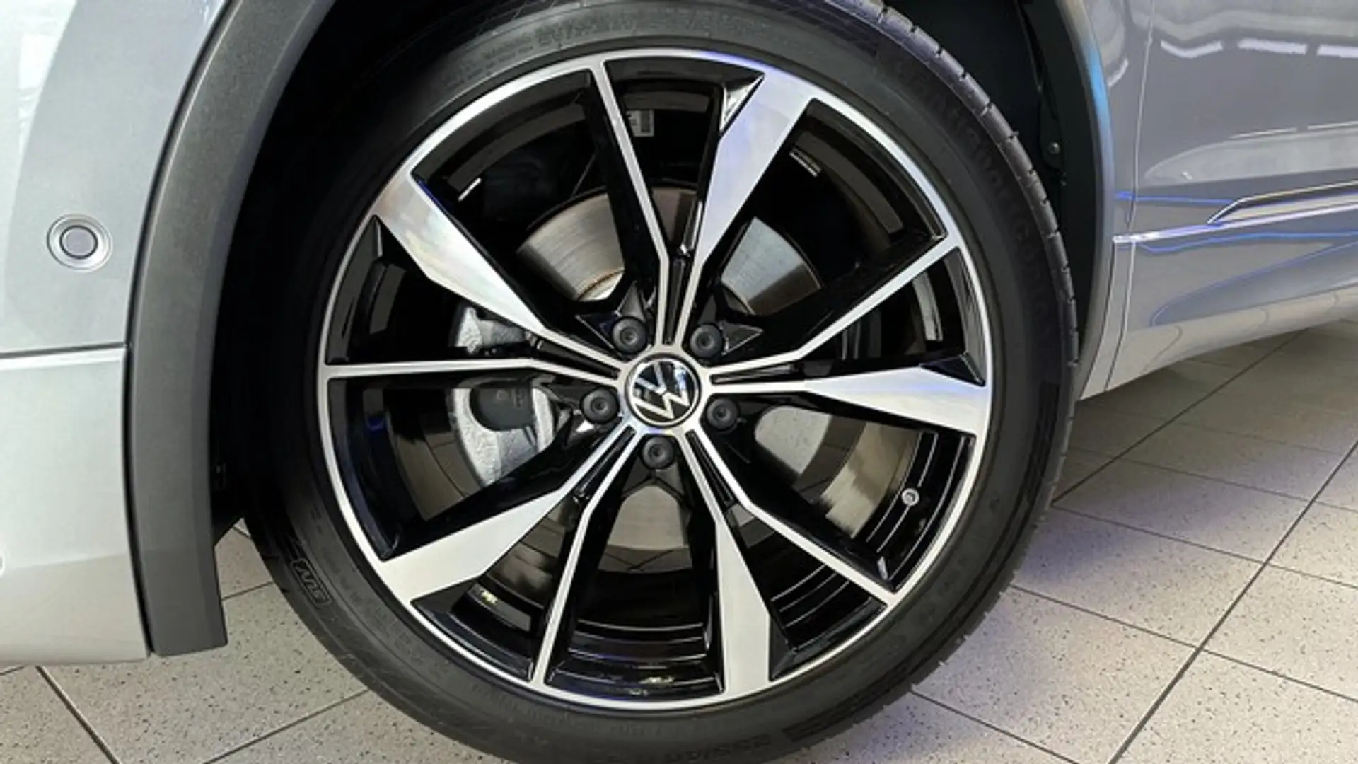 Volkswagen Tiguan Allspace R-Line 2.0 TDI DSG 4M+PANO+MATRIX-LED Zilver - 2