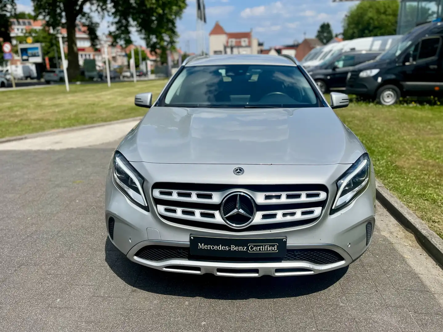 Mercedes-Benz GLA 180 Gris - 2