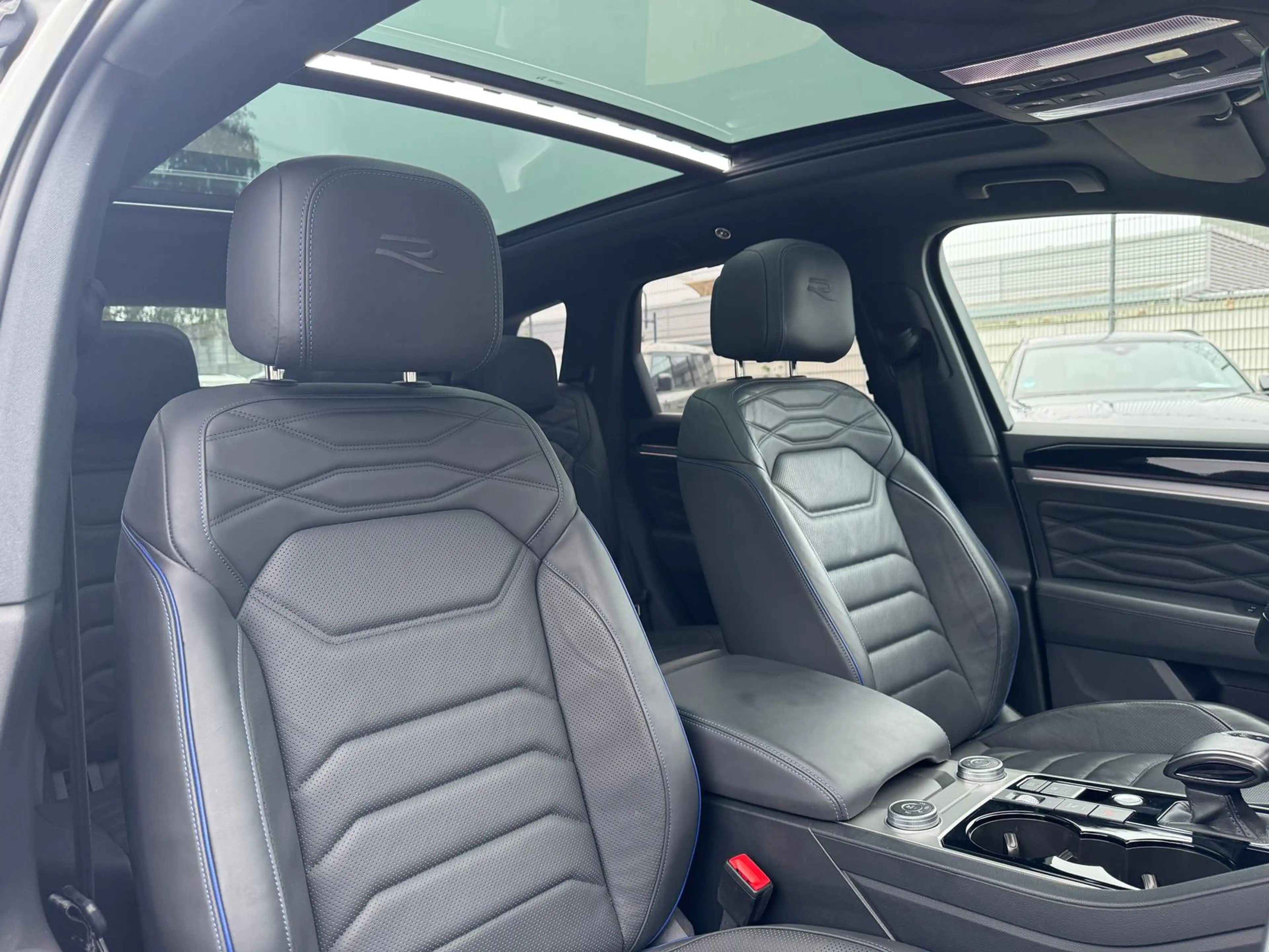Volkswagen Touareg R e-Hybrid ACC AIR HuD PANO 360° 21Z — photo 15