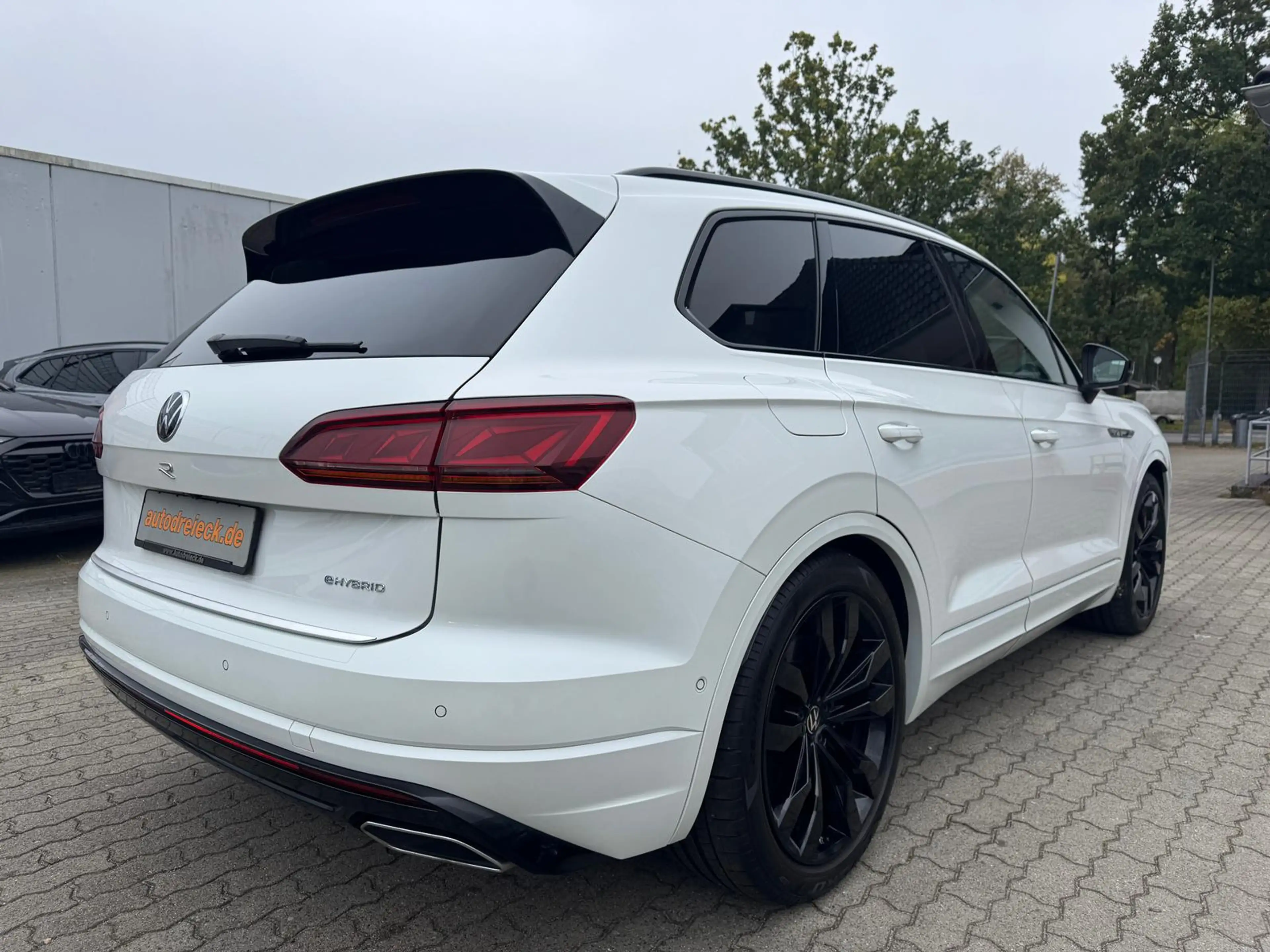 Volkswagen Touareg R e-Hybrid ACC AIR HuD PANO 360° 21Z — photo 6