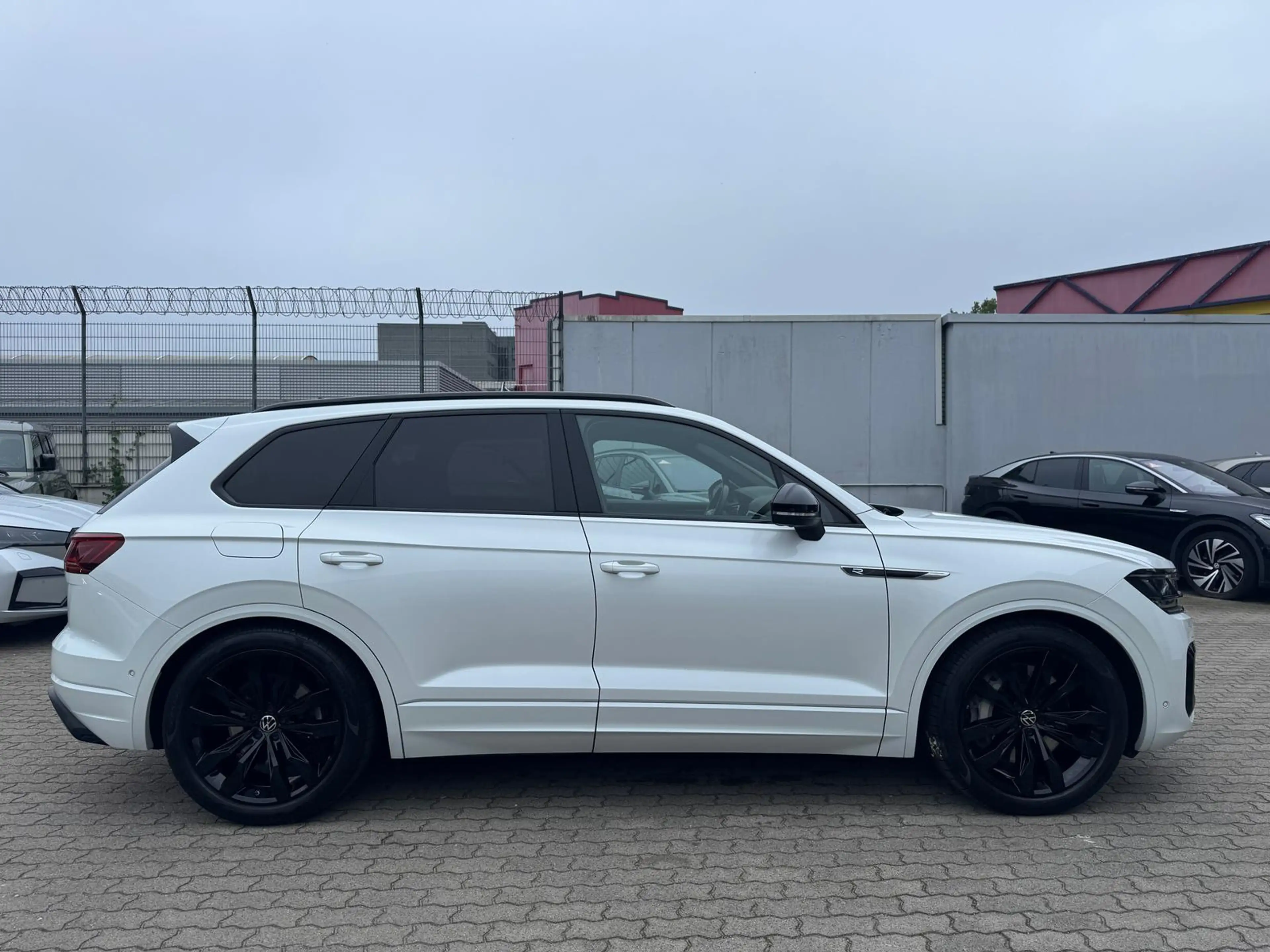 Volkswagen Touareg R e-Hybrid ACC AIR HuD PANO 360° 21Z — photo 5