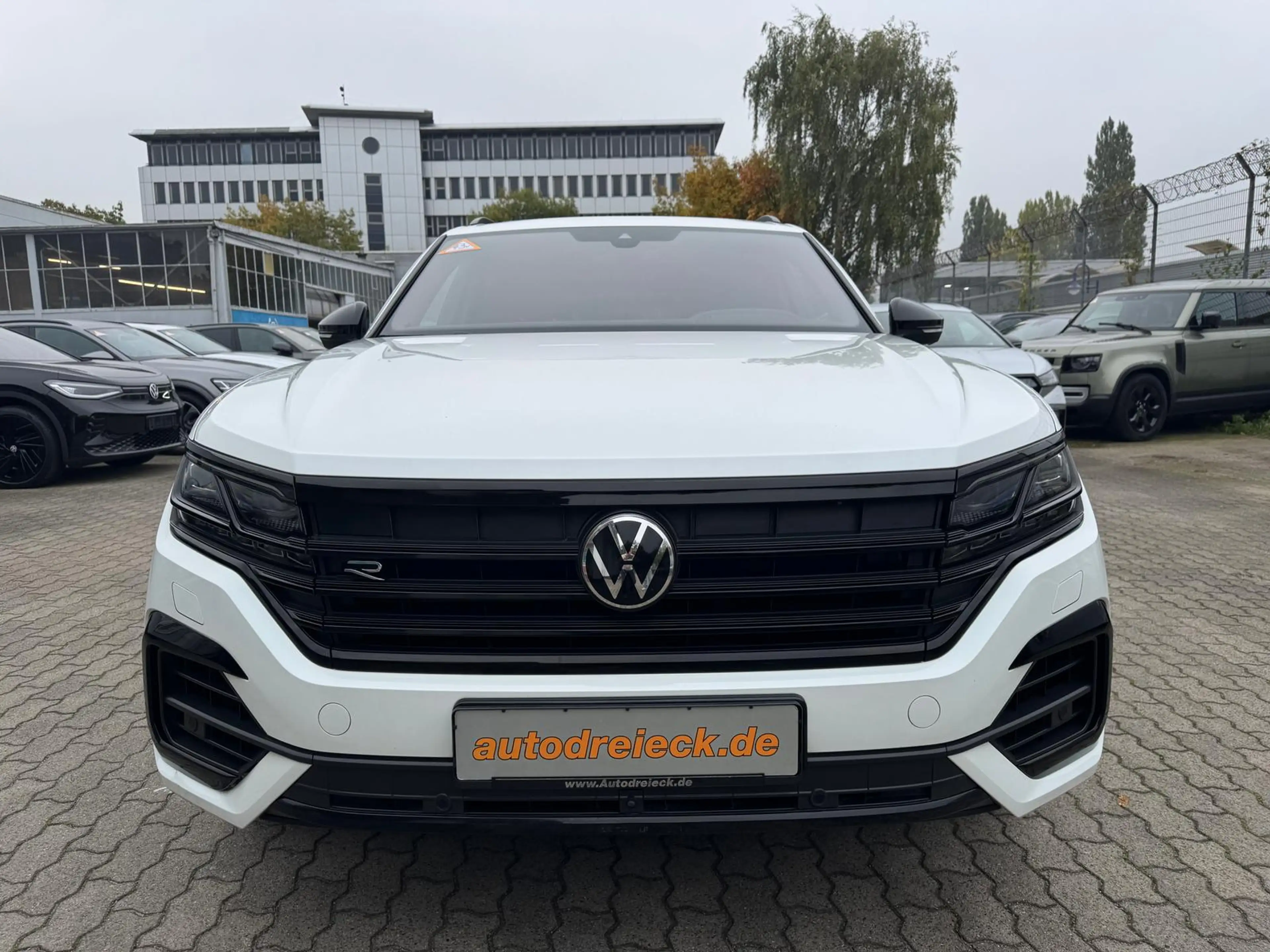 Volkswagen Touareg R e-Hybrid ACC AIR HuD PANO 360° 21Z — photo 4