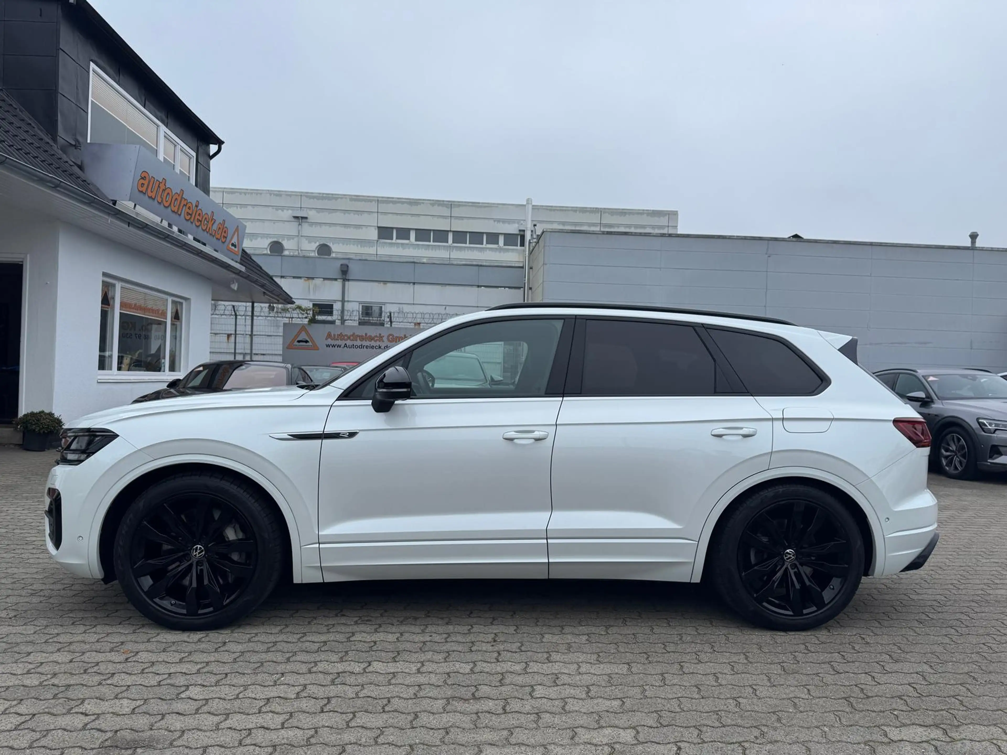 Volkswagen Touareg R e-Hybrid ACC AIR HuD PANO 360° 21Z — photo 11