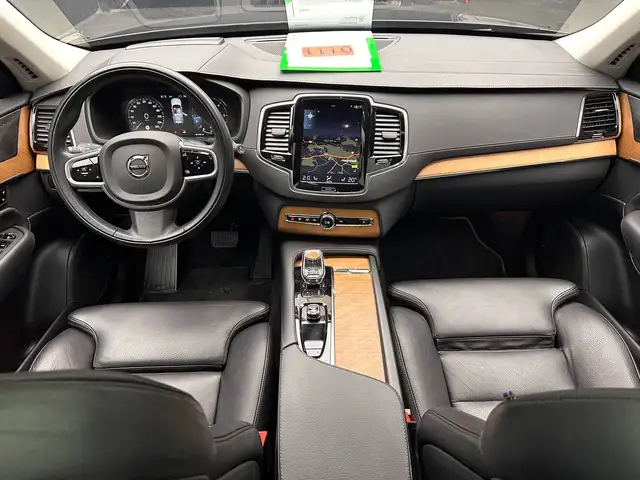 Volvo XC90 view 11