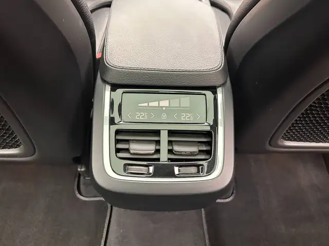 Volvo XC90 view 28