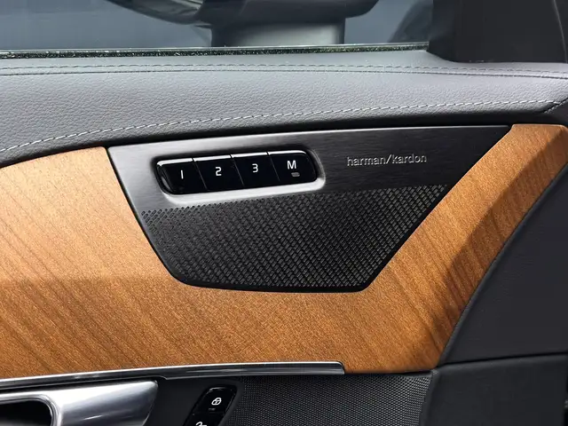 Volvo XC90 view 13