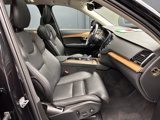 Volvo XC90 view 9