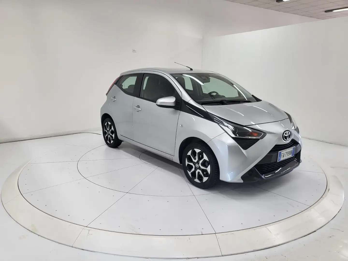 Toyota Aygo Connect 1.0 VVT-i 72 CV 5 porte x-play Argento - 2