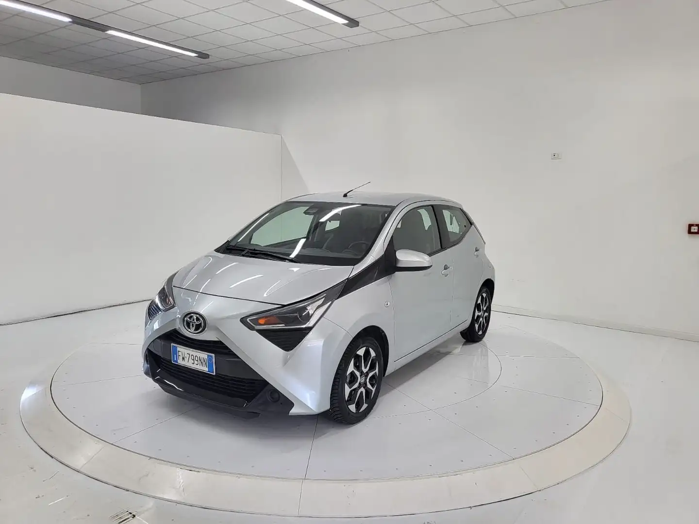 Toyota Aygo Connect 1.0 VVT-i 72 CV 5 porte x-play Argento - 1