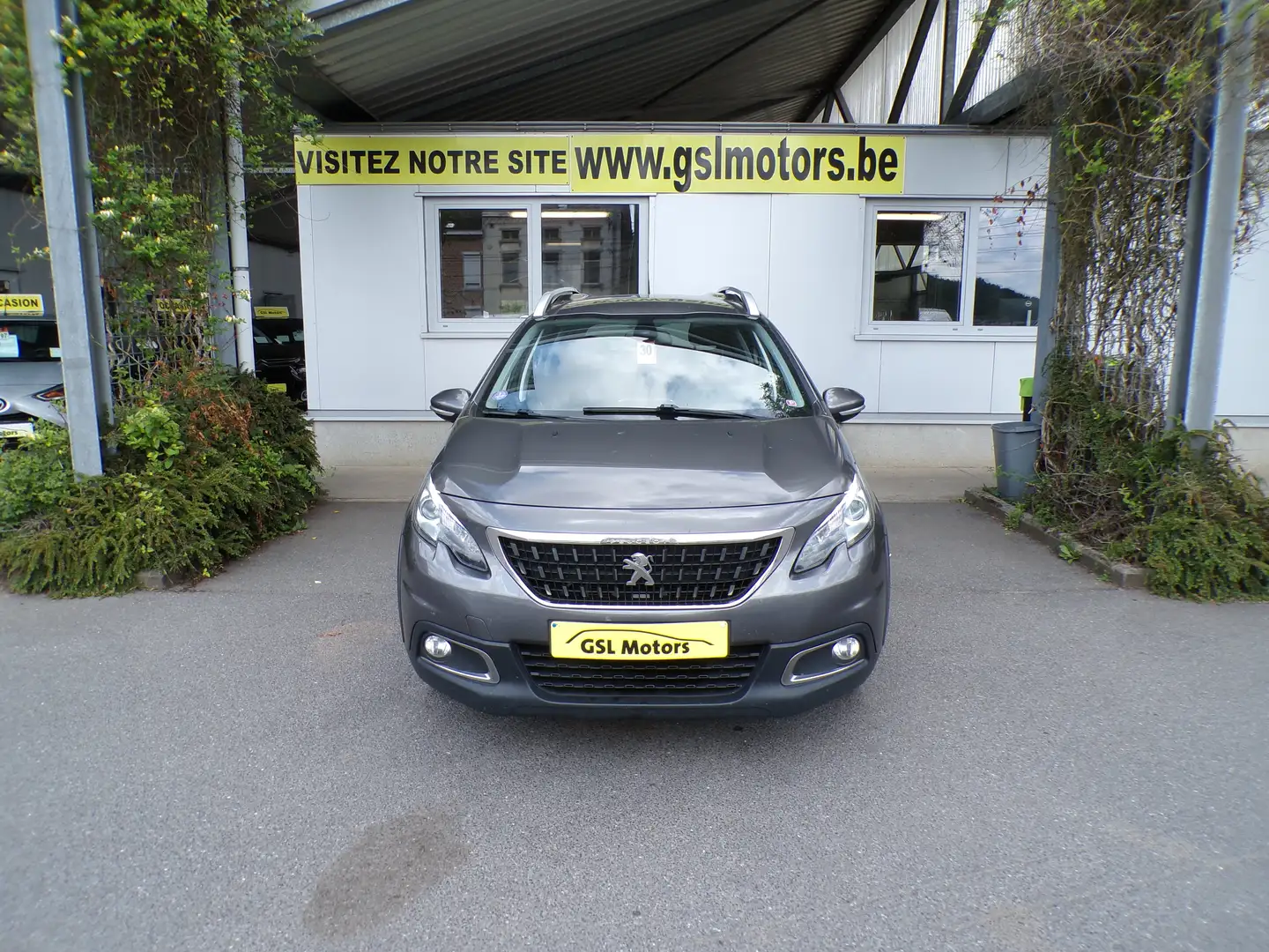Peugeot 2008 1.2 110cv gris 10/19 96.088km Airco GPS Cruise USB Argent - 2