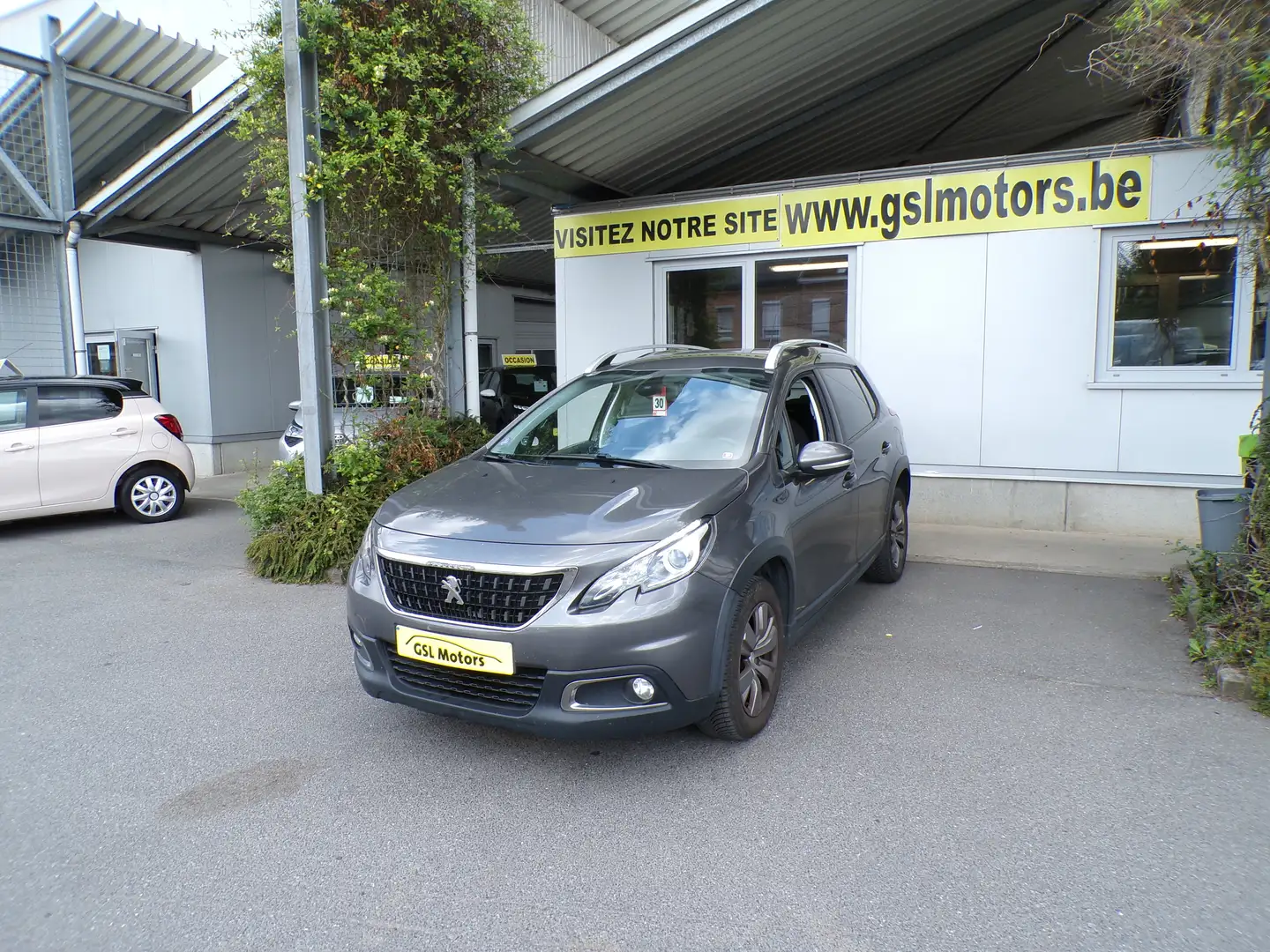 Peugeot 2008 1.2 110cv gris 10/19 96.088km Airco GPS Cruise USB Argent - 1