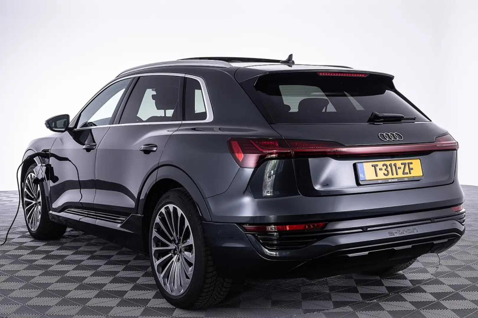 Audi Q8 55 quattro Advanced Edition 115 kWh | PANORAMADAK Grijs - 2