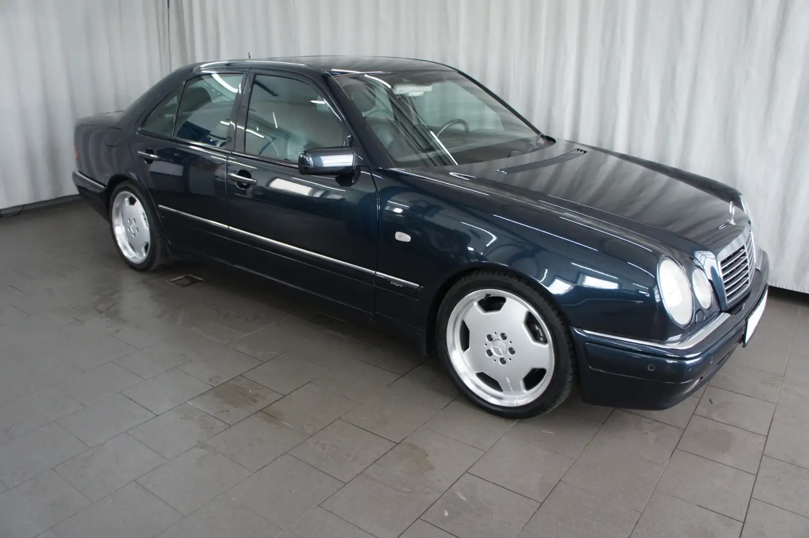 Mercedes-Benz E 50 AMG #28 Blau - 1