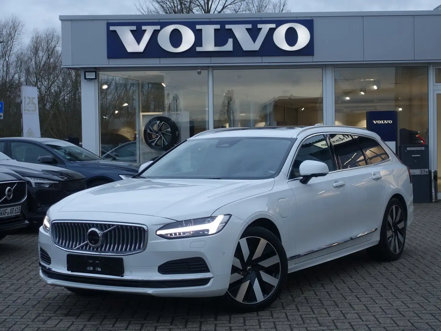 Volvo V90 Ultra Bright T8 AWD FOUR-C/360°KAM/AHK/BLIS Weiß - 1