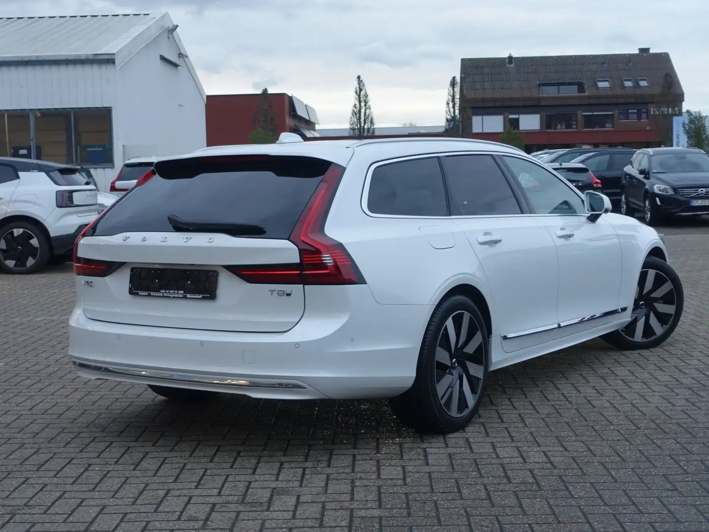 Volvo V90 Ultra Bright T8 AWD FOUR-C/360°KAM/AHK/BLIS Weiß - 2