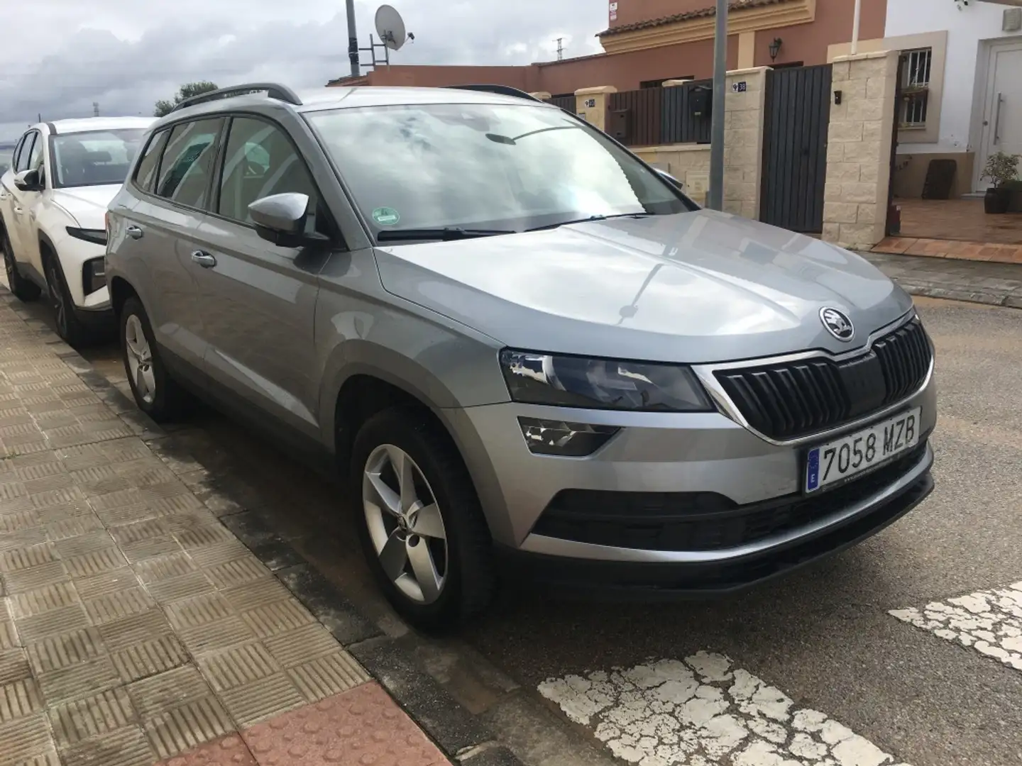 Skoda Karoq 1.0 TSI Ambition Gris - 1
