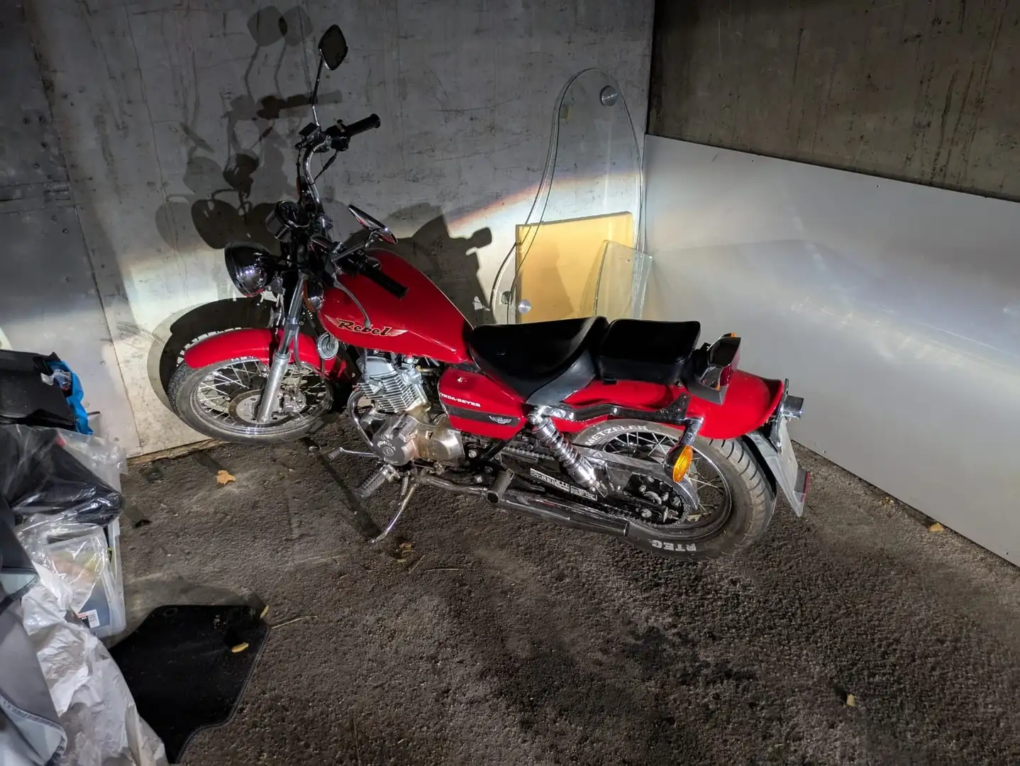 Honda CA 125 Rebel Rood - 1