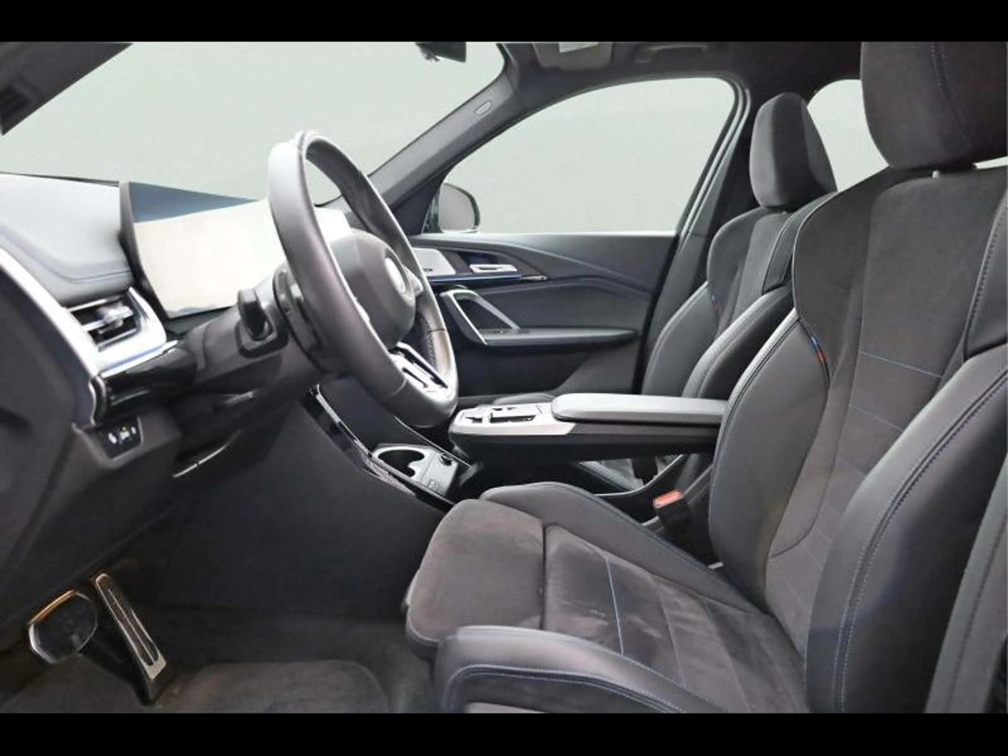 BMW iX1 eDrive20 Kit M Sport — photo 9