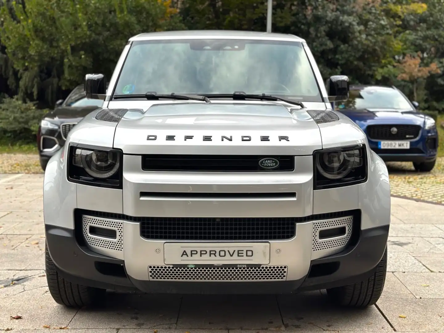 Land Rover Defender 110 3.0D l6 MHEV SE AWD Aut. 250 Plateado - 2