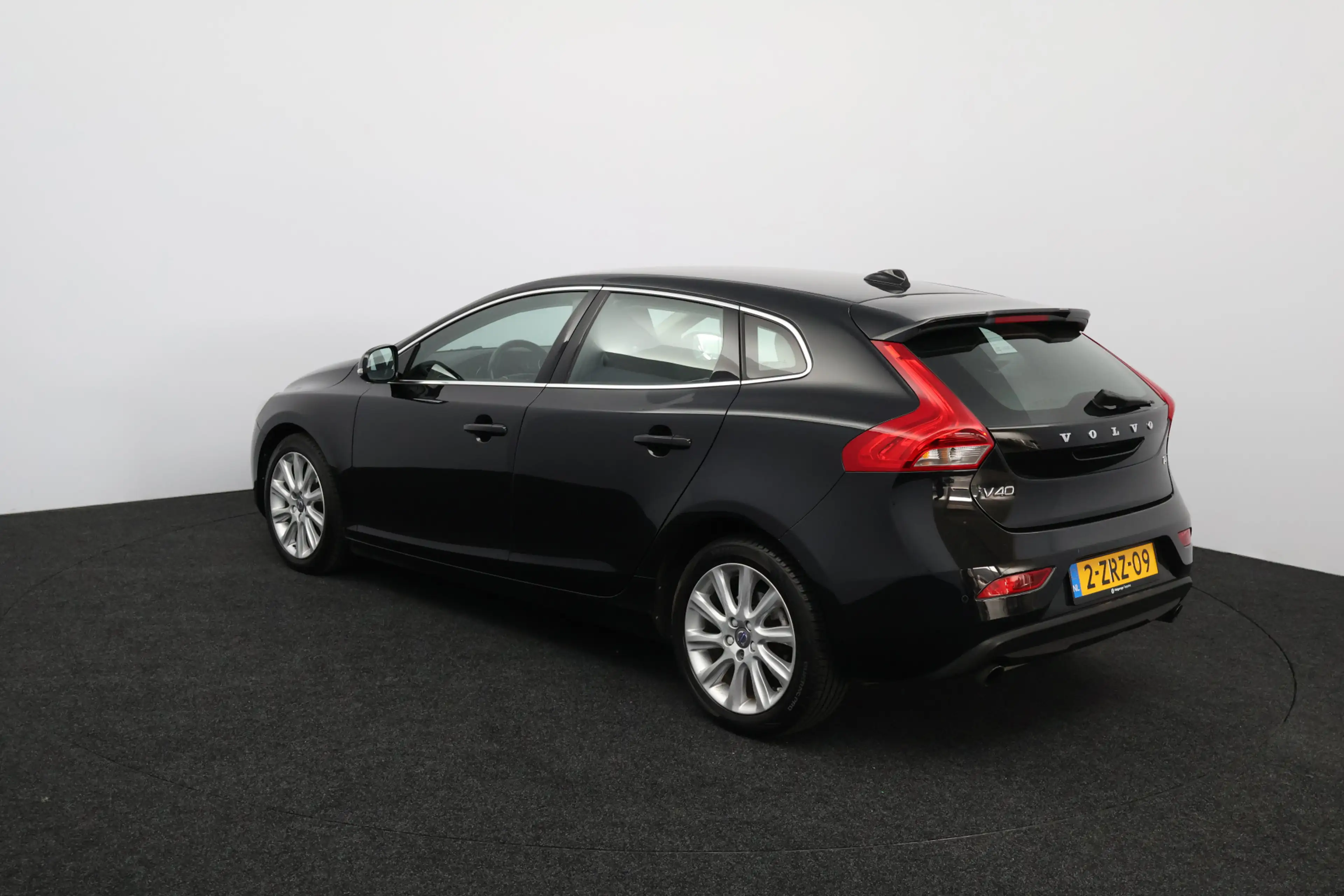 Volvo V40 1.6 T4 Momentum/ AUTOMAAT!/ 17'' LMV/ Half-Leder/ — photo 2