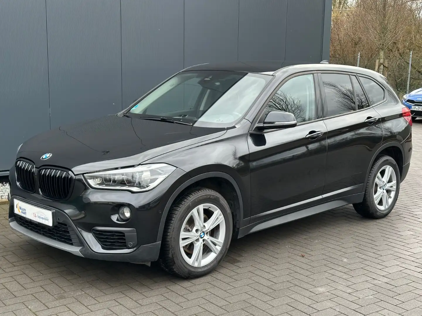 BMW X1 sDrive 18 i Advantage Schwarz - 2