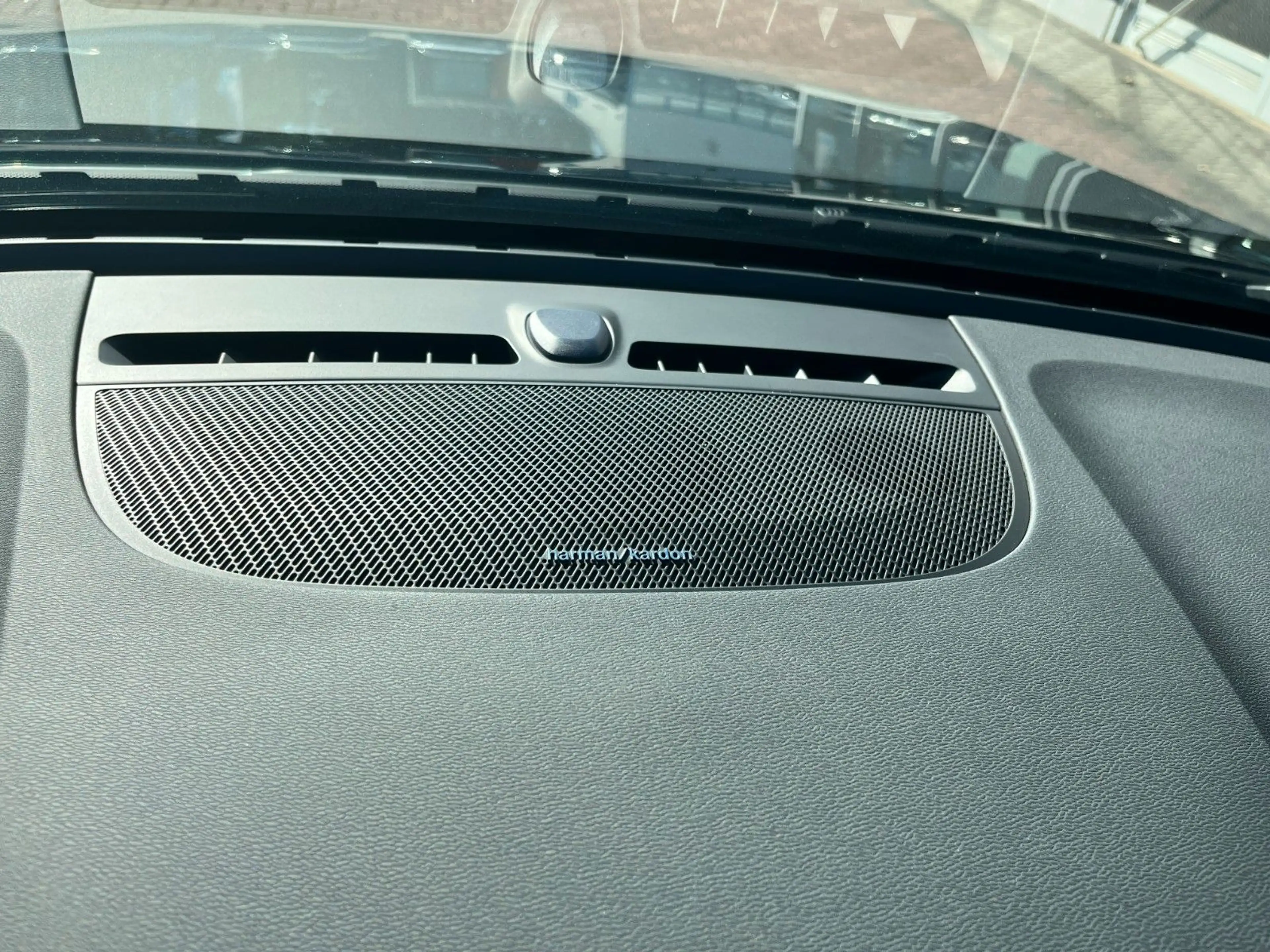Volvo EX40 Plus Black Edit. Single Motor Ext Range — photo 23
