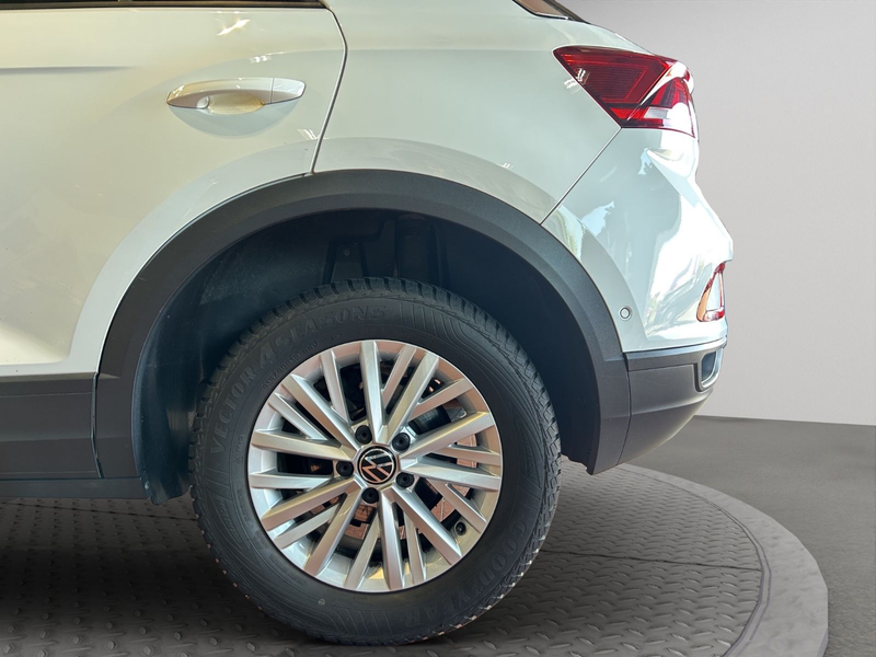 Volkswagen T-Roc Life — photo 11