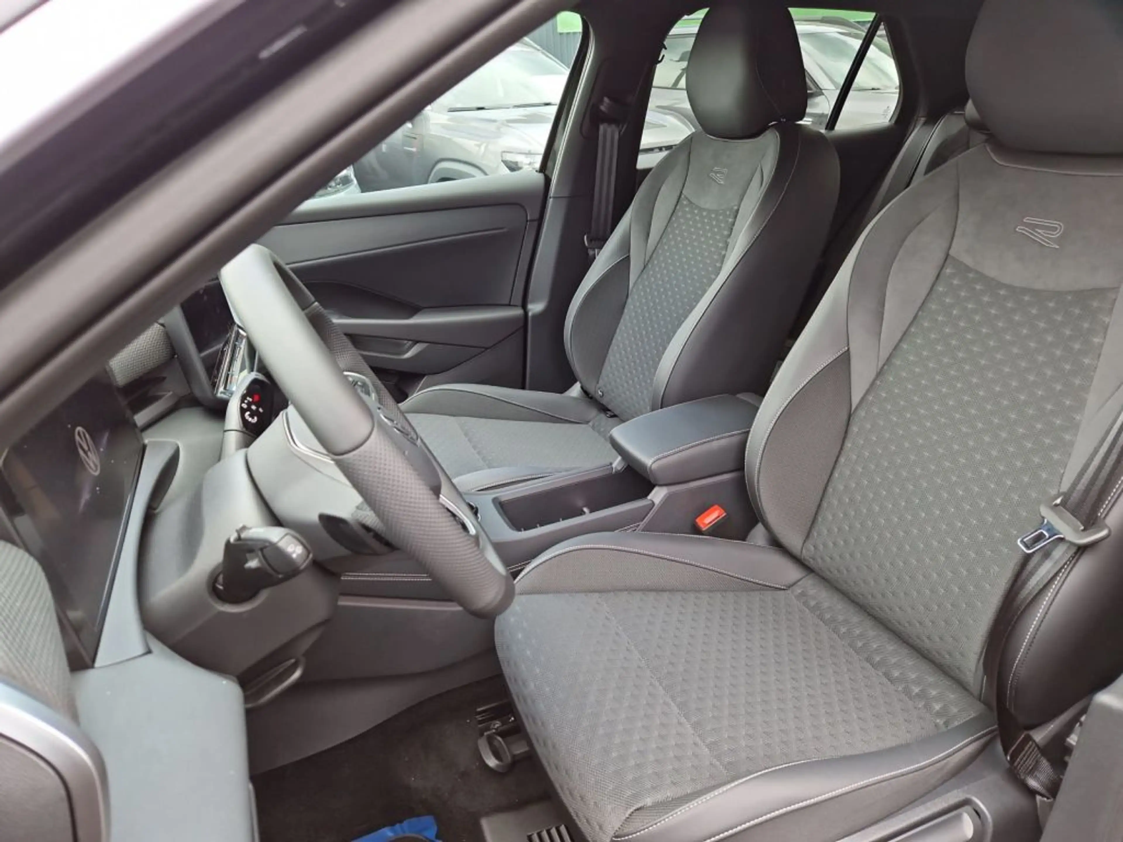 Volkswagen T-Roc 1.5 eTSI OPF DSG R-Line — photo 13